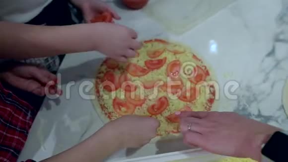 手传比萨饼皮切片番茄视频的预览图