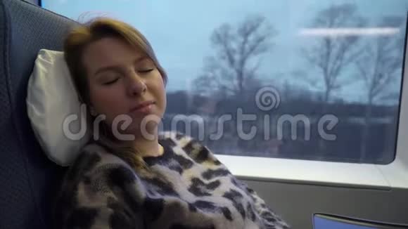 睡在火车上的年轻女人视频的预览图