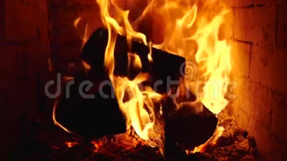火炉中燃烧着慢火视频的预览图