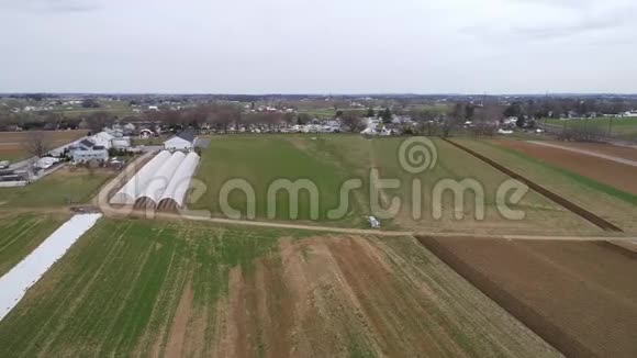 阿米什农场土地准备迎接一个新的生长季节就像无人机看到的那样视频的预览图