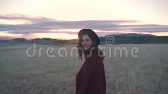 日落时分快乐的女孩走在田野里视频的预览图
