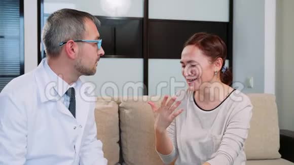 一个男医生使一个女人泪流满面心理医生接待处的女人视频的预览图