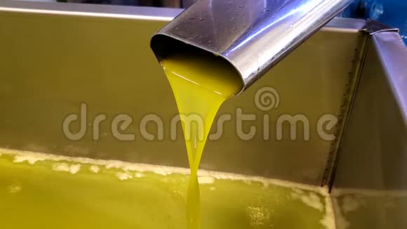 橄榄油磨业萃取机工艺特纯油液流动视频的预览图