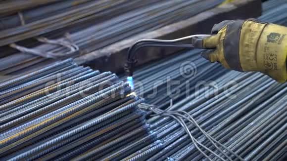 专业工人在金属底座上用焊机火焰加工金属棒视频的预览图