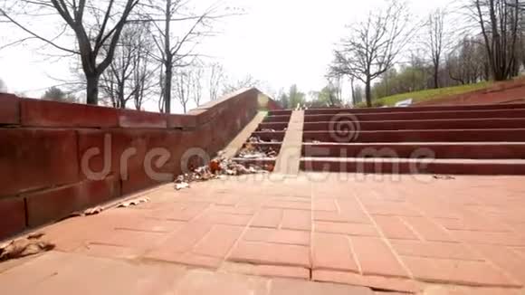 春天公园的小径和台阶用瓷砖铺的摄像机在地面上低移动视频的预览图