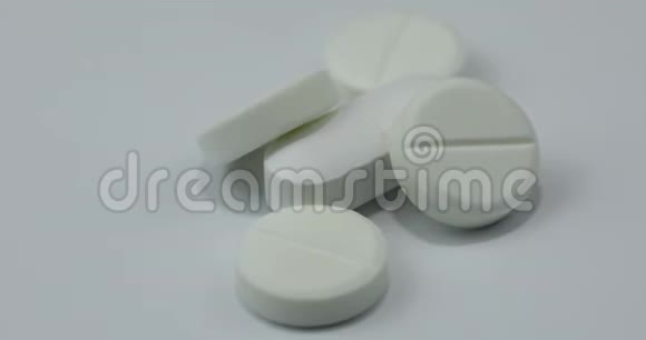 旋转白色圆形药丸和药物药片和药片的转动宏观镜头视频的预览图