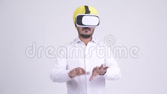 使用虚拟现实耳机的印度锡克族商人视频的预览图