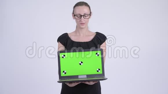 快乐的金发女商人展示笔记本电脑看上去很惊讶视频的预览图