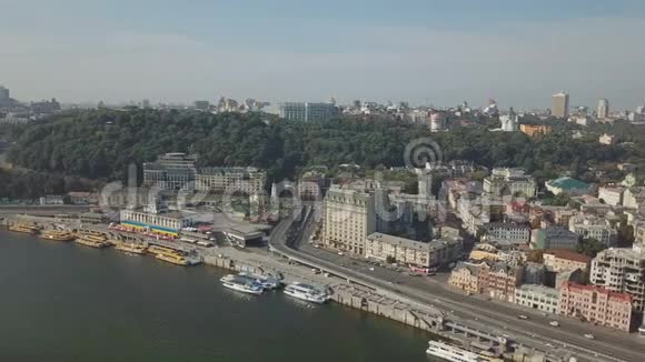 在第聂伯河上的基辅银行空中飞行视频的预览图