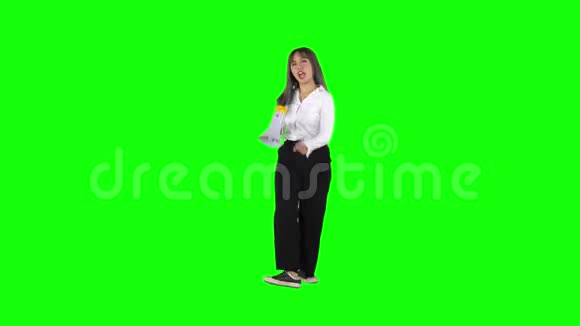 女人在跳舞时用扩音器说话视频的预览图