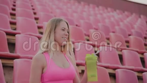 这个女孩在体育场训练后喝水视频的预览图