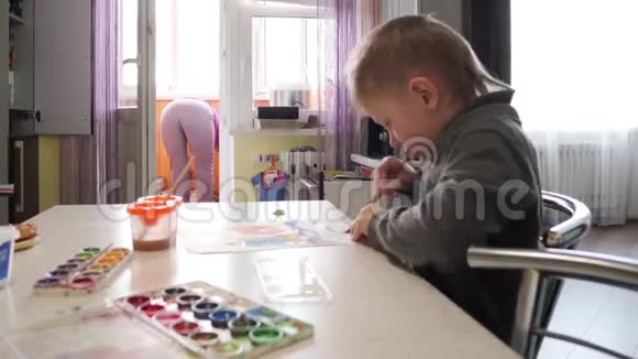 孩子们在家里的桌子上用水彩画画视频的预览图