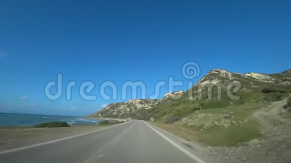 汽车沿着海和山的道路行驶从汽车上观看视频的预览图