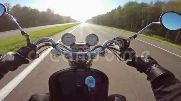快速摩托车骑在高瓦向太阳角度广阔的骑手经典巡洋舰永远视频的预览图