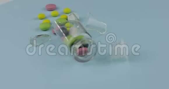 破碎的玻璃瓶上有许多不同的药丸和药物在蓝色背景下旋转视频的预览图