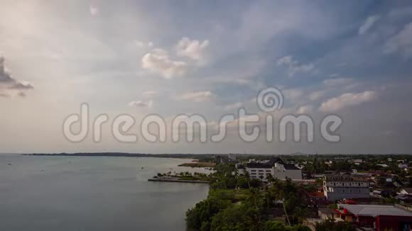 印度尼西亚贝里通热带岛屿美丽的云时程TanjungKelayangPulauBurungTanjungPandan视频的预览图