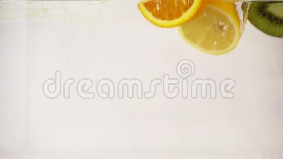 一种由不同部分水果组成的鸡尾酒溅入水中多果组合慢动作特写视频的预览图