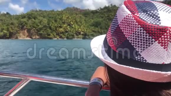 这个女孩从多米尼加共和国萨马纳半岛的一艘船上看过来视频的预览图
