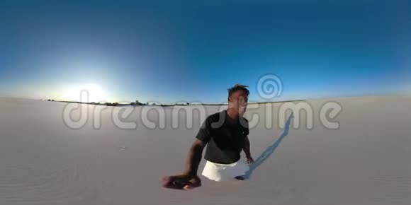 360虚拟现实快乐的黑人穿过沙漠尖叫视频的预览图