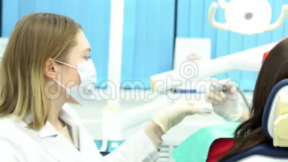 专业清洁女性患者的牙齿在牙科诊所医学概念媒体女牙医视频的预览图