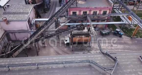 从无人驾驶飞机从工业企业的俯视图装载一辆卡车运输车视频的预览图