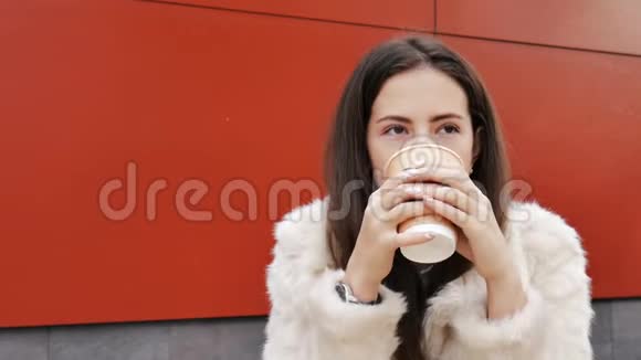 那个女孩在街头咖啡馆喝咖啡视频的预览图