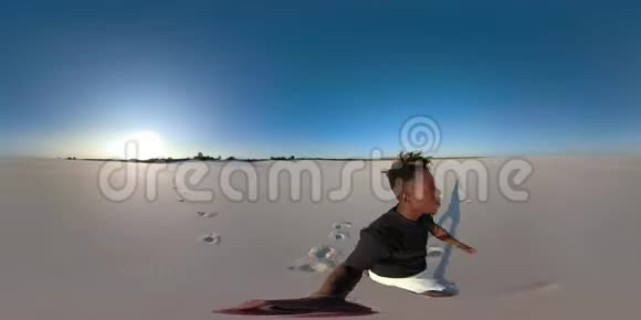 360虚拟现实非洲男人拿着360摄像头穿过沙漠视频的预览图