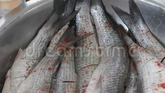 在钢碗里腌制的鱼视频的预览图