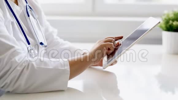 女医生在医疗办公室使用药片视频的预览图