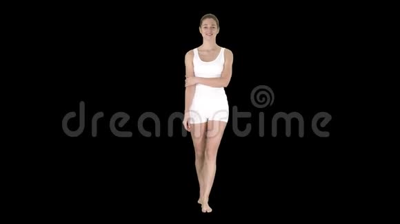 快乐迷人的健身女孩漫步阿尔法频道视频的预览图