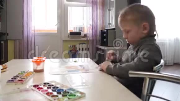 孩子们在家里的桌子上用水彩画画视频的预览图