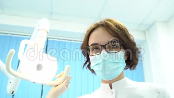 第一人称观点的年轻女牙医面具接近工具媒体站在病人旁边的年轻医生视频的预览图