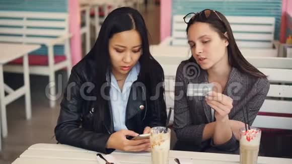 快乐的年轻女性在网上用信用卡付款在网上商店输入银行卡信息然后做得很高视频的预览图