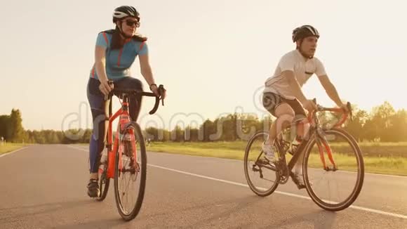 stadicam拍摄了两个健康的mem和女人在日落时用自行车快速兜售视频的预览图