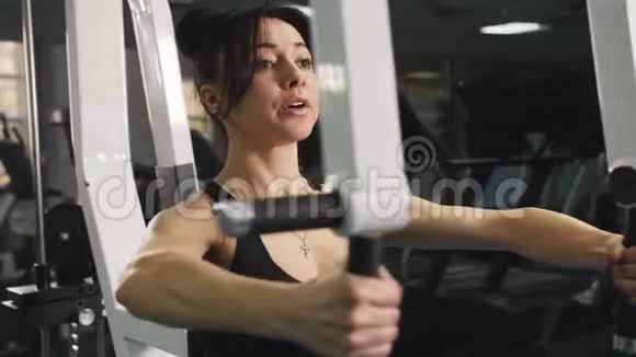 运动女孩在健身房用力量教练做运动视频的预览图