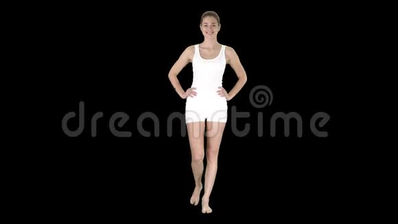 穿着白色内衣的健康活泼的女孩赤脚走路双手放在臀部阿尔法频道视频的预览图