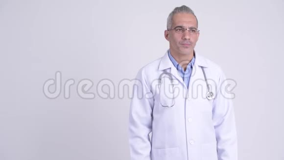 快乐的波斯人医生在白色背景下呈现视频的预览图