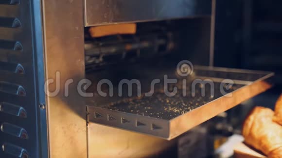 在酒店餐厅做烤面包的机器烹调后烤面包叶子视频的预览图