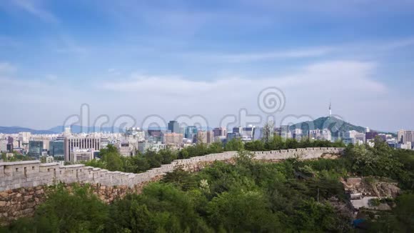 首尔市将首尔塔和旧墙夜景韩国视频的预览图