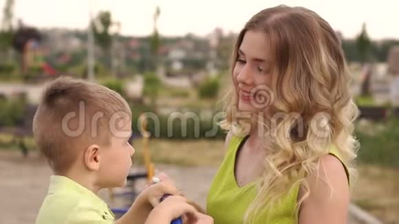 夏天小可爱男孩在公园里亲吻他心爱的妈妈视频的预览图