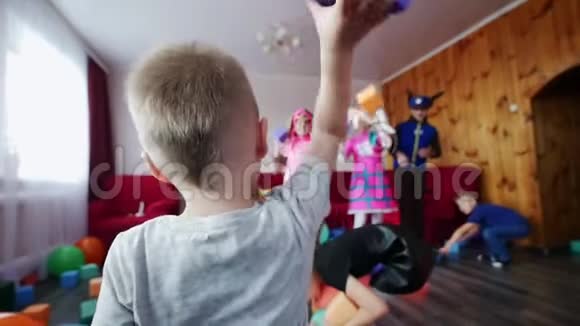 孩子们和动画师互相投掷柔软的立方体前景中一个小男孩投了一个死孩子们聚会视频的预览图