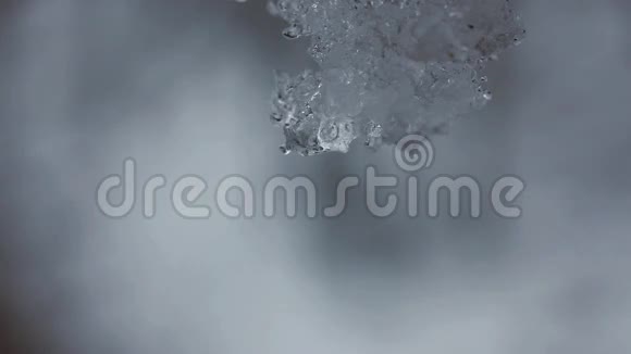 融化的雪视频的预览图