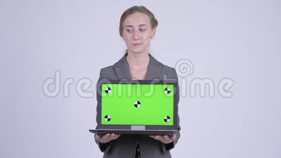 年轻的金发碧眼的女商人在展示笔记本电脑视频的预览图