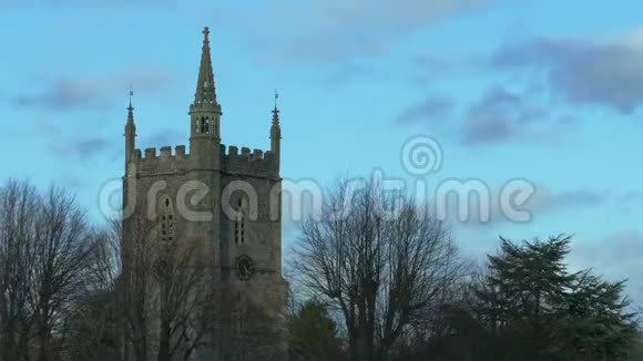 太阳照亮旧教堂塔的时间视频的预览图