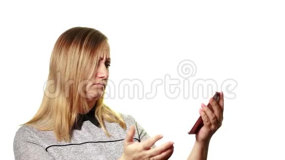 断小器的概念沮丧的女人在智能手机的破碎屏幕上显示她的手视频的预览图