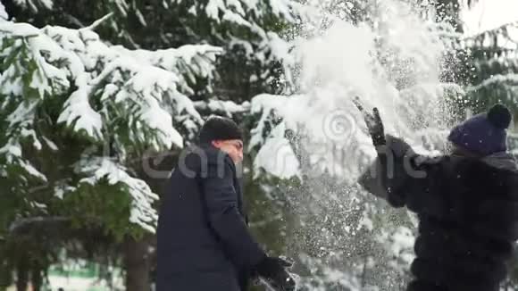 一对夫妇互相扔雪视频的预览图