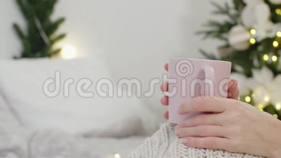 圣诞节早晨提供热咖啡或茶视频的预览图