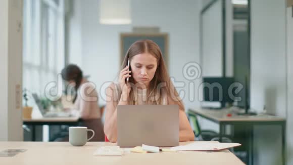商业女性在电脑工作愤怒的人在处理文件视频的预览图
