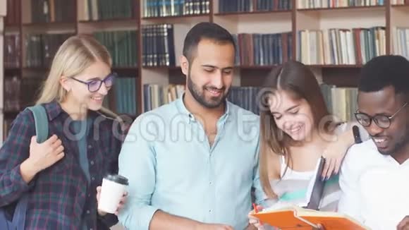 多种族学生在图书馆准备考试时玩得很开心视频的预览图