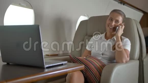 在私人飞机上谈论豪华旅程的快乐女士视频的预览图